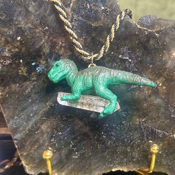 Upcycled vintage dinosaur necklace with clear quartz on gold chain. - Picture 4 of 5